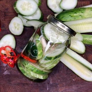 Refrigerator pickles with peppers