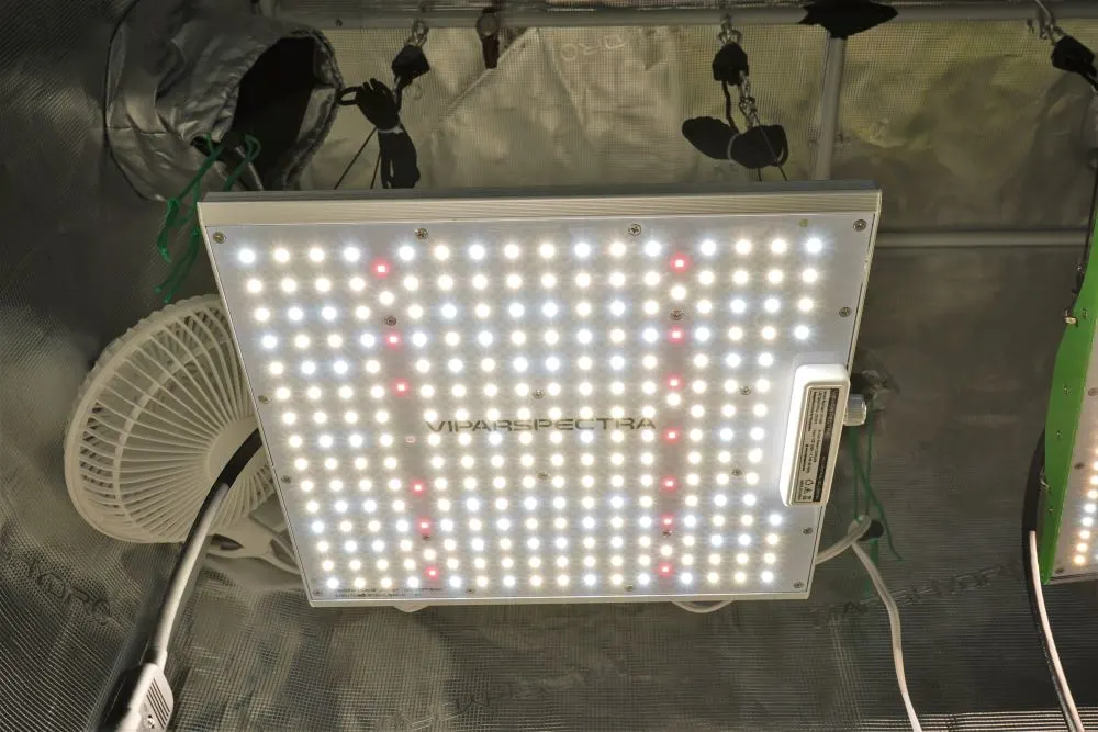 Viparspectra XS1000 LED panel with lights on