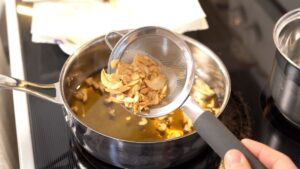 Fried slices of garlic