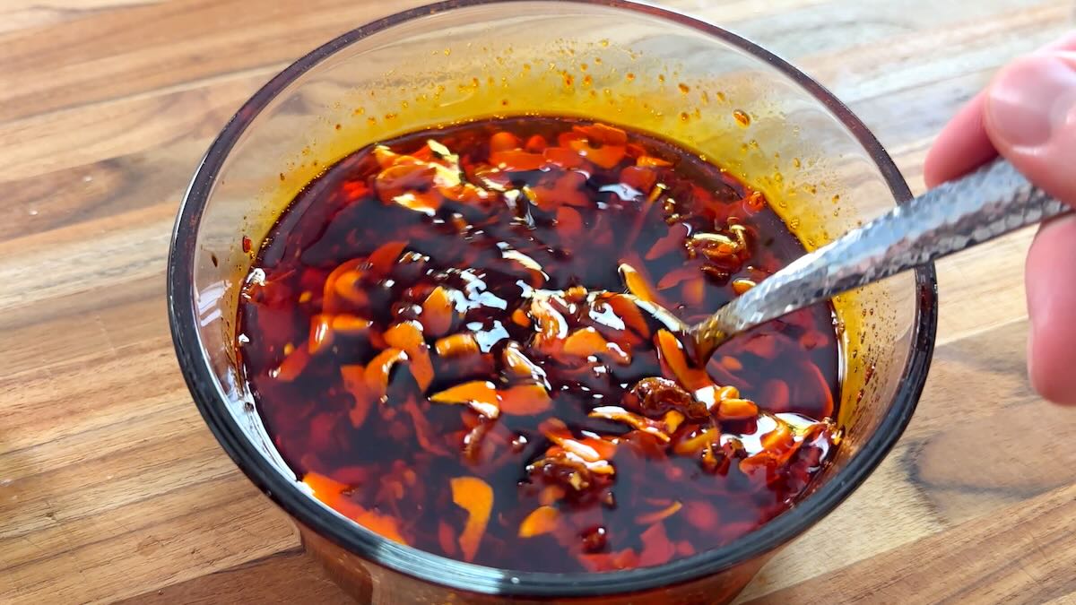 Stirring flavorings into spicy oil